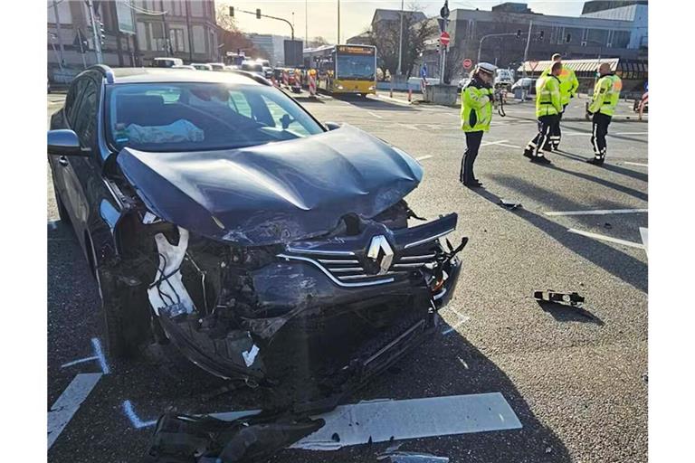 Rotlicht übersehen? Typischer Unfall auf der Bundesstraße 14 am Gebhard-Müller-Platz.
