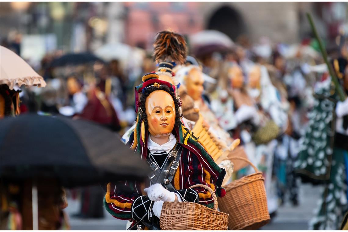 Warum ist der 11.11. Karnevalsbeginn? Rottweil – Narren gehen am Fastnachtsmontag (Foto vom 28. Februar 2022) durch die Stadt: Als schwäbisch-alemannische Fastnacht wird die Fastnacht im südwestdeutschen Raum und Teilen der Nordost- und Zentralschweiz bezeichnet. Dort heißt sie Fasnad, Fasnet, Fasnacht oder Fasent. Auch wenn die schwäbisch-alemannische Fastnacht erst am 6. Januar, dem Dreikönigstag, beginnt, wird in weiten Teilen Baden-Württembergs am 11.11. der Auftakt der närrischen Zeit gefeiert.
