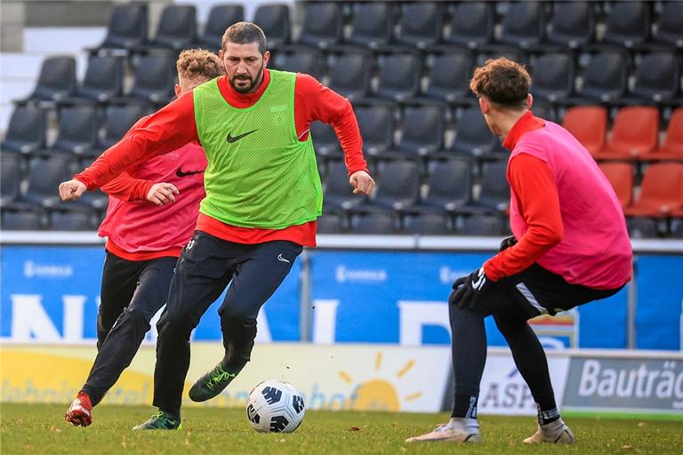 Routinier gegen Jungspund, der 36-jährige Sascha Mölders dribbelt im ersten SG-Training auf den 20-jährigen Vincent Sadler zu. Foto: A. Becher