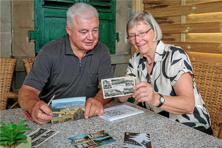 Rudi und Ursula Pfitzer schauen sich historische Fotos der Krone an und schwelgen in Erinnerung. Fotos: Stefan Bossow