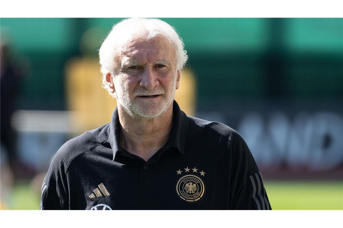 Rudi Völler bleibt bis 2028 DFB-Sportdirektor Rudi Völler bleibt dem DFB für mindestens drei weitere Jahre als Sportdirektor erhalten.