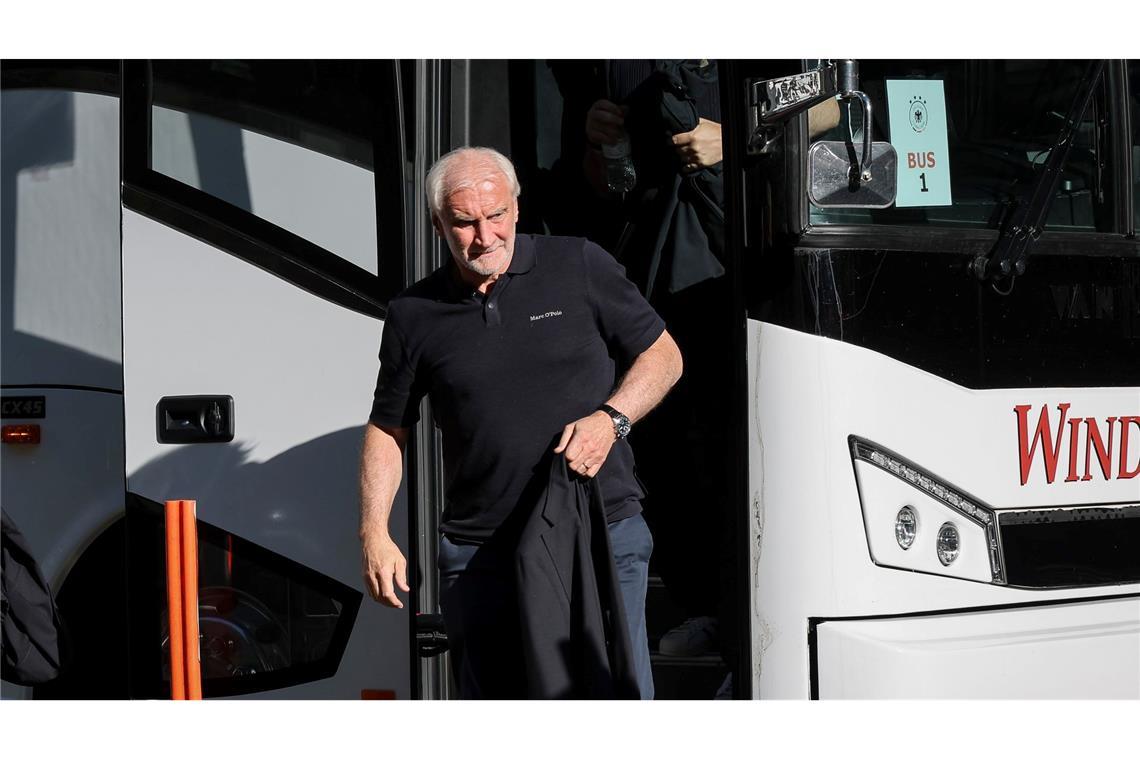Rudi Völler verlässt den Mannschaftsbus der DFB-Elf in Chicago.