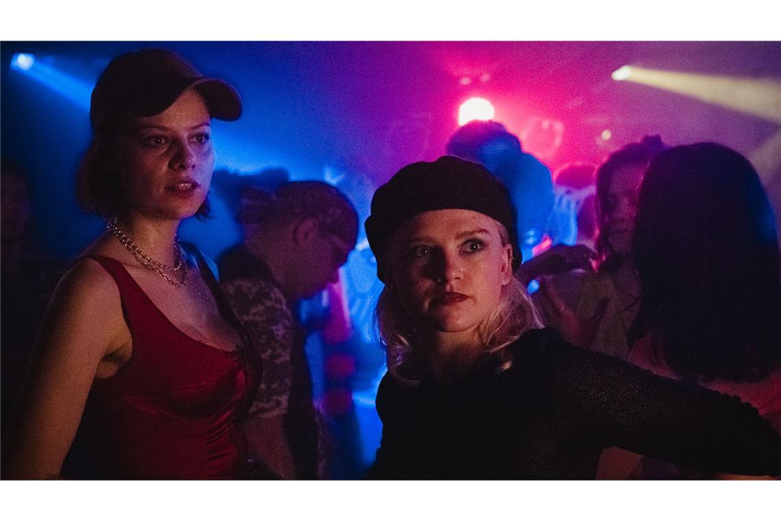 Berühmter „Lost Place“ erwacht zum Leben Rückblende: Gina Grabitz (links, Emma Bading) feierte mit ihrer Freundin Meike (Sinje Irslinger) im „Colonius“ – danach verschwand sie.