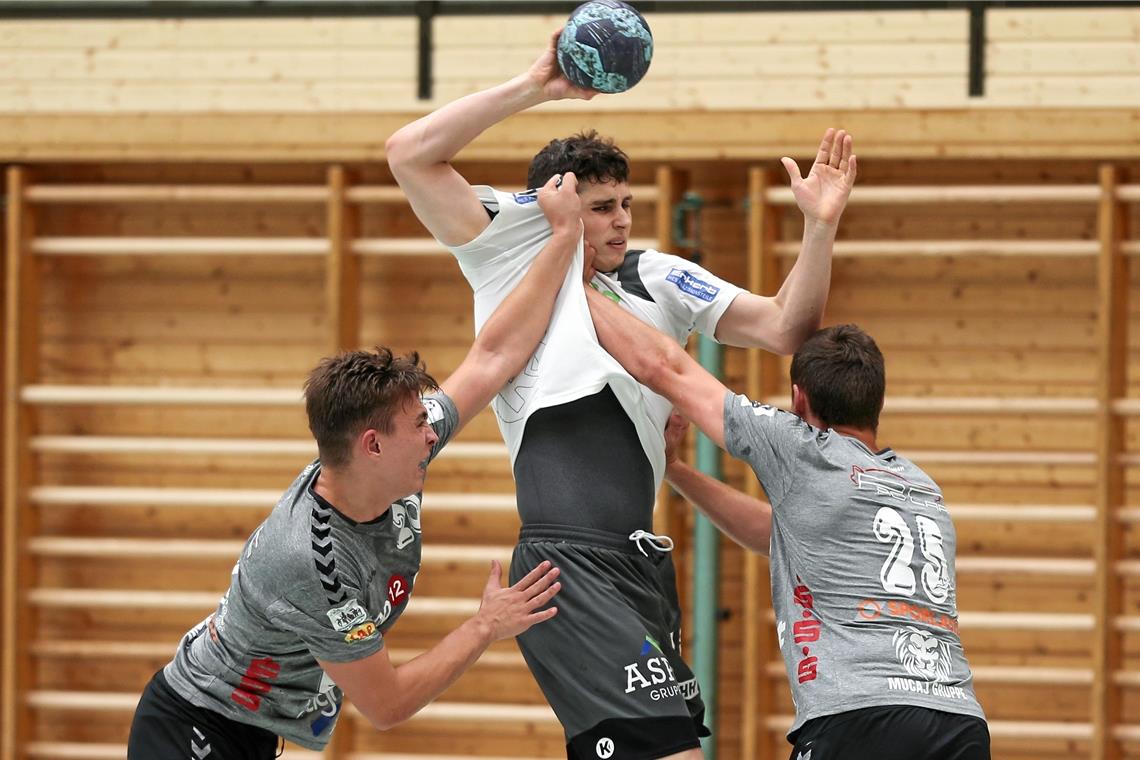 Eine Steigerung in der Abwehrarbeit Rückraumspieler Isaiah Klein (am Ball) hat einige schöne Tore erzielt, muss dann aber aufgrund einer Handverletzung raus. Foto: A. Becher