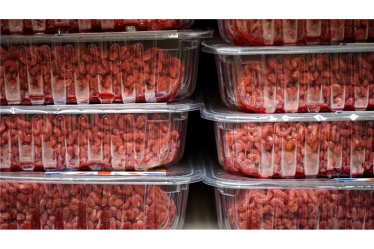 Rückruf bei Netto: Putenhackfleisch wegen Salmonellen aus dem Verkehr gezogen. Erfahren Sie, welche Charge betroffen ist und was Verbraucher jetzt tun sollten.