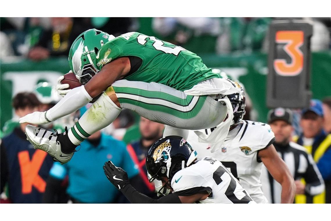 Rückwärts über den Gegner: NFL-Star mit irrem Sprung Rückwärts wie über eine Hürde? Saquon Barkley sorgte mit diesem Satz für die Szene des Tages in der NFL.