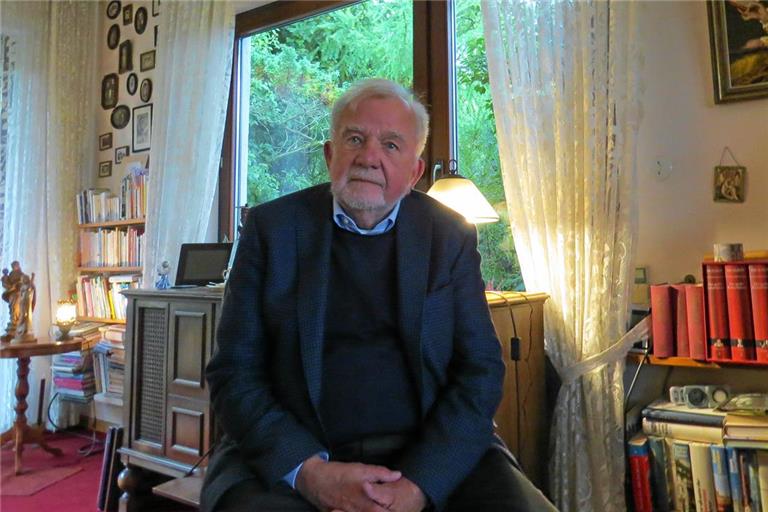 Rüdiger Safranski hat sich vor seiner Abreise noch Zeit für ein Gespräch im Haus von Heinz-Georg Kowalski genommen. Fotos: Christine Schick