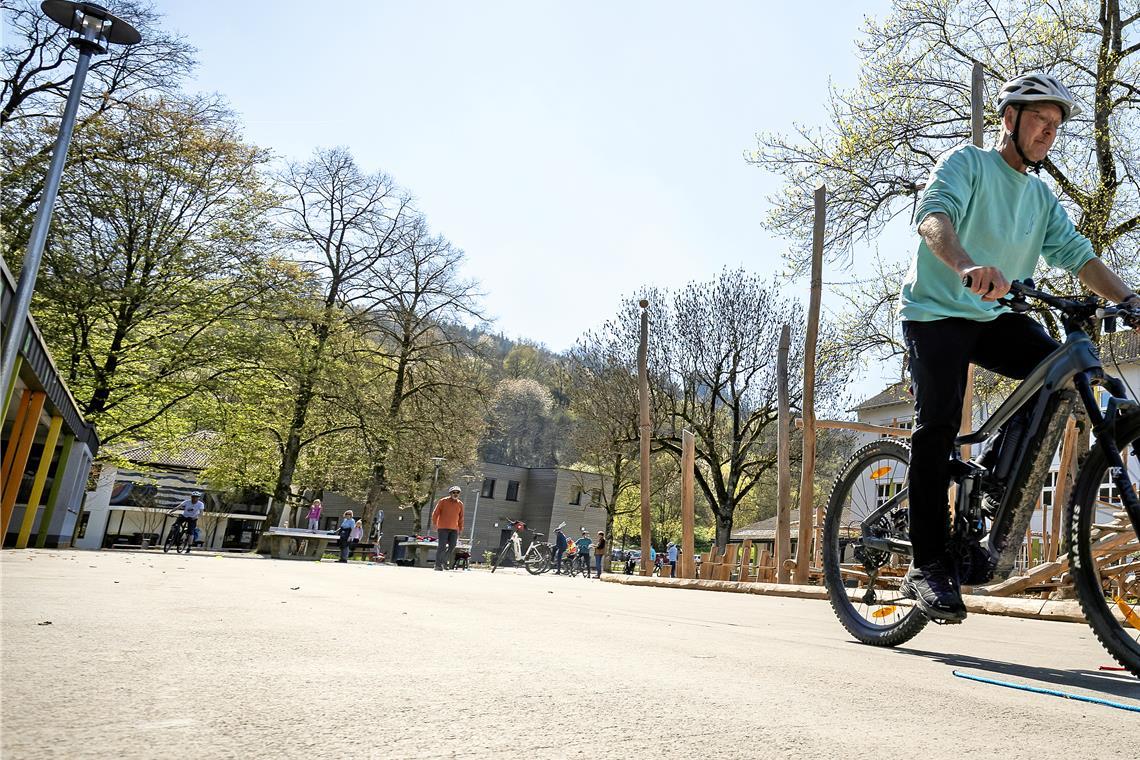 Rüdiger Sixt aus Sulzbach an der Murr schafft den Parcours auf dem Schulgelände der Walterichschule mit seinem E-Mountainbike spielend. Fotos: Alexander Becher