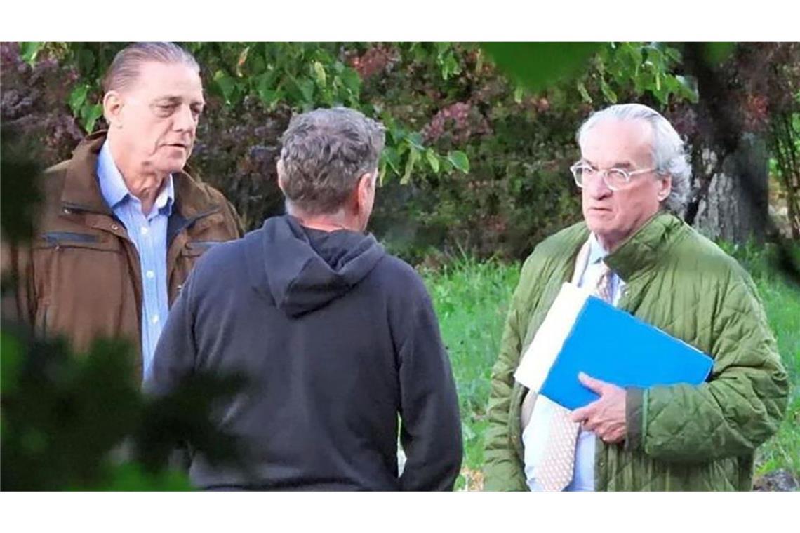 „Sonst blase ich euch das Licht aus!“ Rüdiger von Pescatore, Marco van H. und Heinrich XIII. Prinz Reuß bei einem von der Polizei observierten Treffen im Reuß’schen Jagdschloss Waudmannshail in Bad Lobenstein im thüringen Landkreis Saale-Orla. Hier sollen die mutmaßlichen Verschwörer den Sturz der Bundesregierung geplant haben.