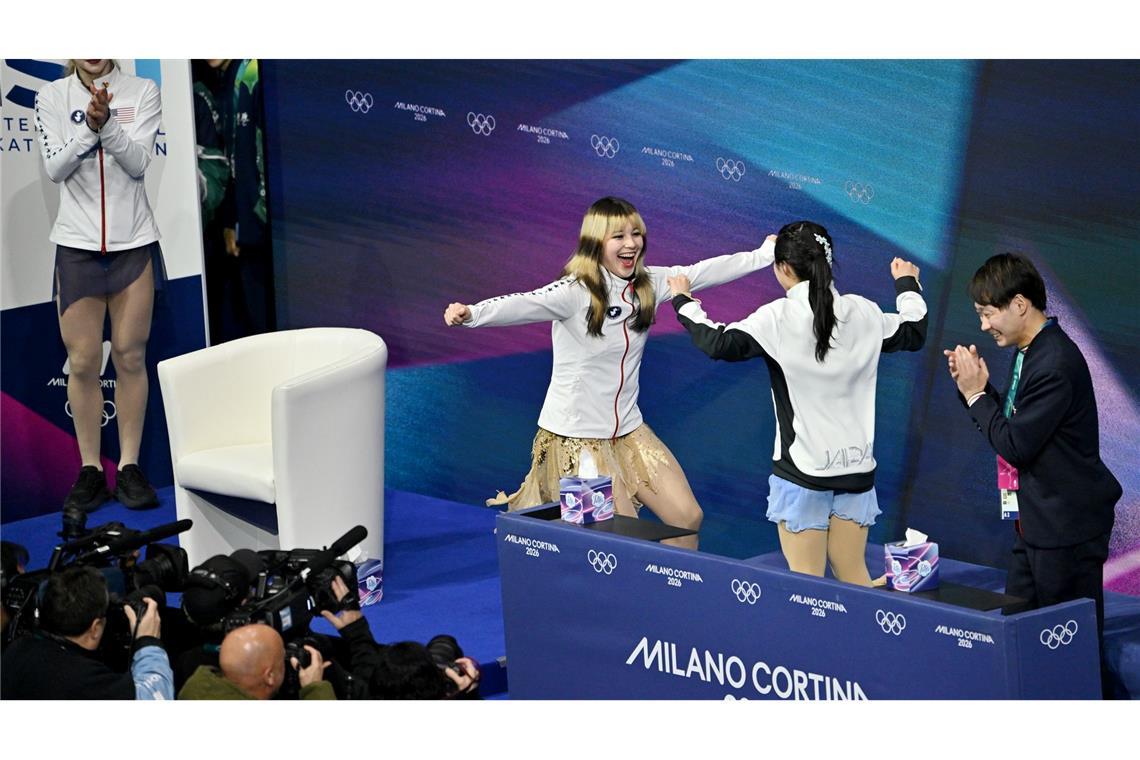 Rührender Moment: Olympiasiegerin Alysa Liu (l) und Bronzemedaillengewinnerin Ami Nakai (r) aus Japan freuten sich für- und miteinander.