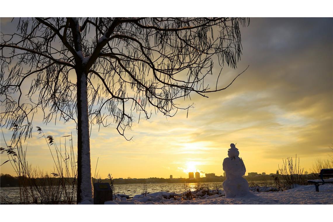Ruhe vor dem Sturm: Im Norden und Osten bringt ein Sturmtief mitunter viel Neuschnee und die Gefahr von Schneeverwehungen