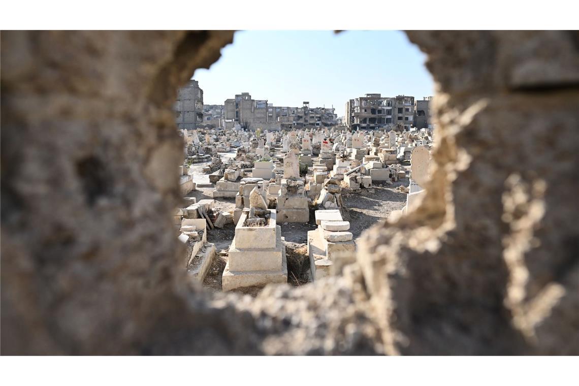 Schulze auf Erkundungsreise in Damaskus - schauen was geht Ruinen und ein Friedhof - viel mehr ist nicht übrig geblieben von Dschubar, einem im Krieg zerstörten Viertel von Damaskus. Auch mehrere Moscheen und eine alte Synagoge sind stark beschädigt.