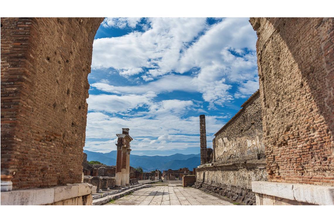 Pompeji dürfen nur noch 20.000 Menschen am Tag besuchen Ruinen von Pompeji in der Nähe von Neapel - Panorama von einer verlassenen Straße. Ab diesem Freitag gilt in Pompeji ein Besucherlimit (Archivfoto).