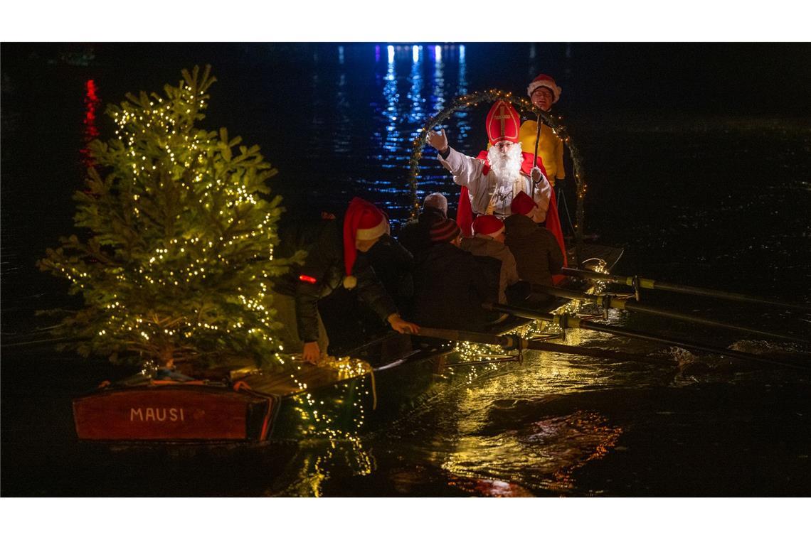 Nikolaus kommt mit dem Boot zu den Kindern Rund 100 Fackelschwimmer haben den Nikolaus im Ruderboot begleitet.