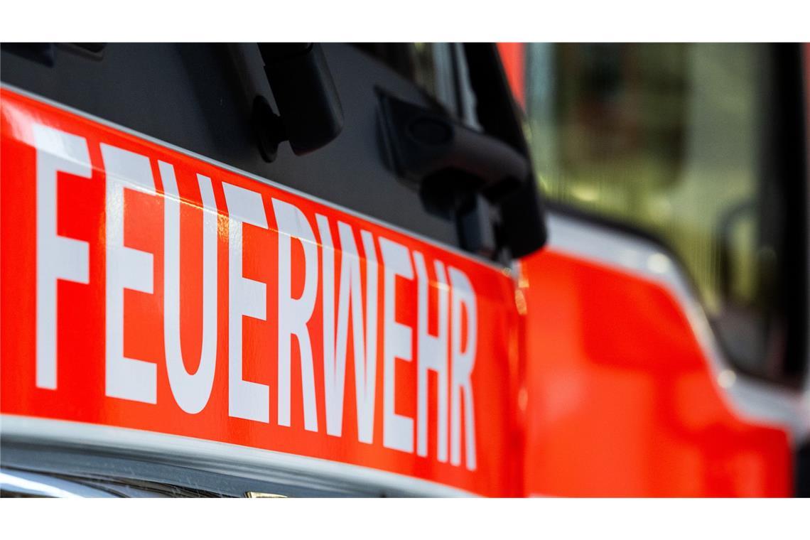 Rund 100 Feuerwehrkräfte rückten mit etlichen Fahrzeugen nach Hechingen aus. (Symbolbild)