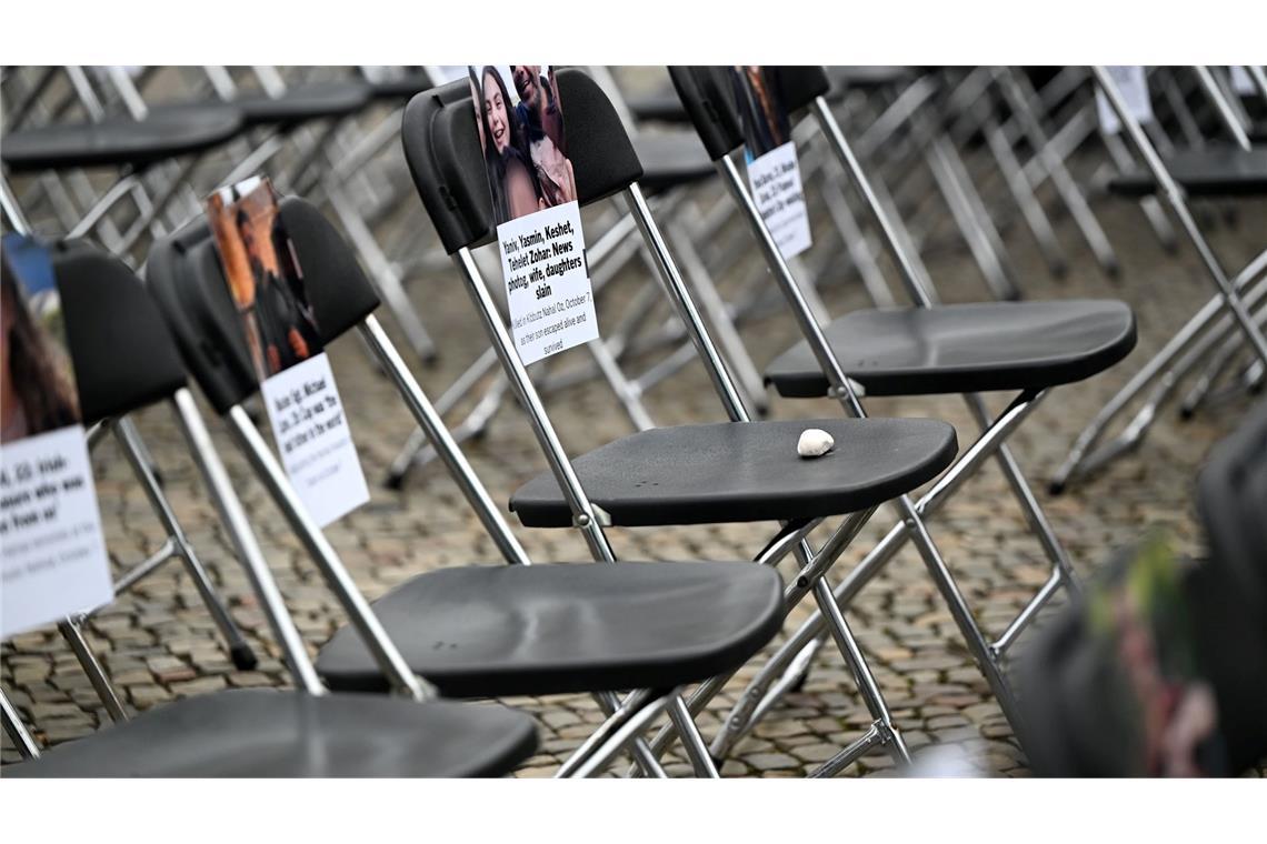Brandenburger Tor zum Gedenken an 7. Oktober angestrahlt Rund 1.100 Stühle wurden vor Wahrzeichen aufgestellt.
