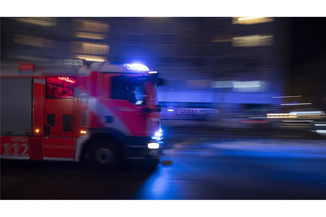 Millionenschaden in Achern – Halle und Wohnhaus brennen komplett aus Rund 120 Retter waren im Einsatz (Symbolbild).
