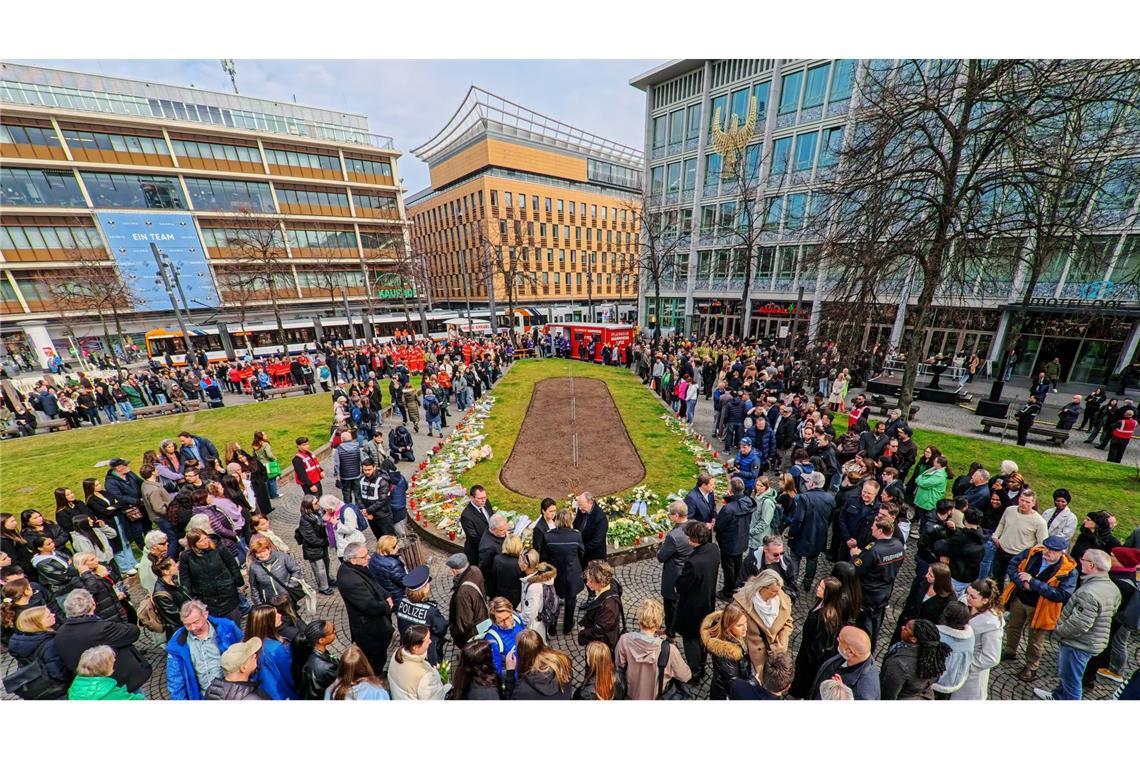 1.500 Menschen bei Gedenken nach Todesfahrt in Mannheim Rund 1.500 Menschen kamen zum interreligiösen Gebet in Mannheim, um der Opfer der Todesfahrt vor einer Woche zu gedenken.