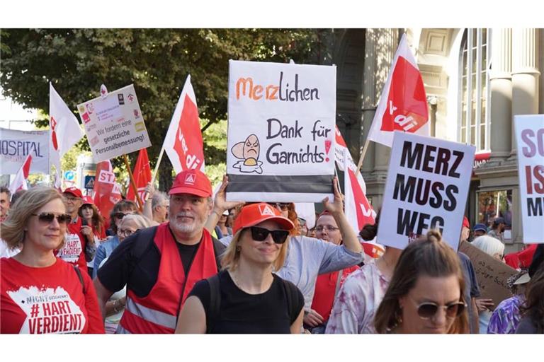 Rund 16.000 Menschen haben nach DGB-Angaben allein in Stuttgart gegen Sozialabbau demonstiert.