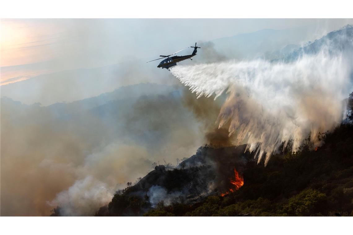Waldbrand in Malibu: Feuerwehr macht Fortschritte Rund 1.700 Feuerwehrleute bekämpften die Flammen - teils auch aus der Luft.