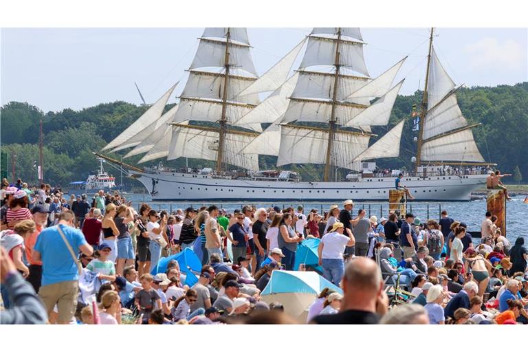 Rund 170.000 Menschen haben die Windjammerparade der Kieler Woche verfolgt.