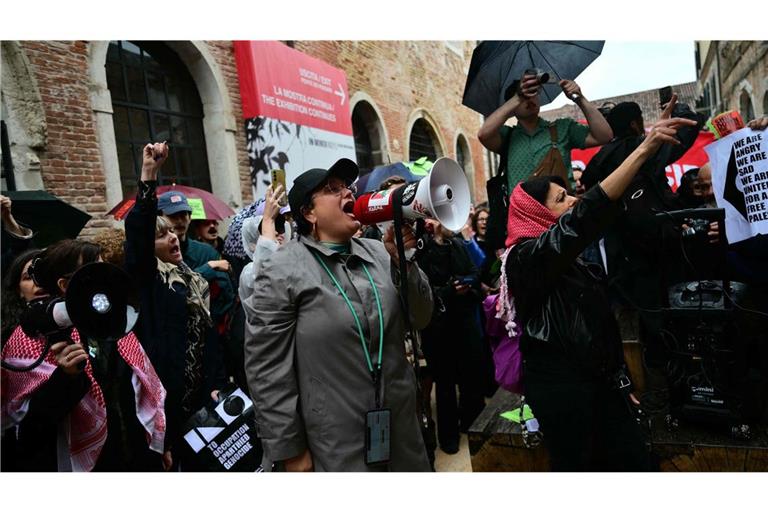 Rund 2.000 Menschen protestieren in Venedig gegen Israels Auftritt bei der Kunstbiennale.