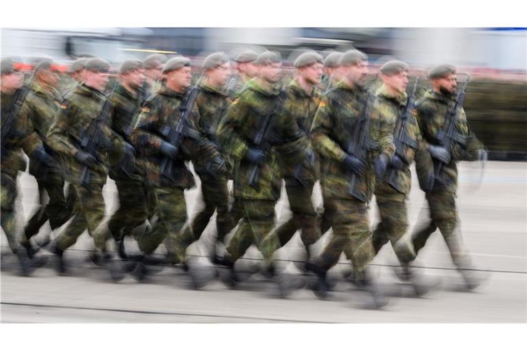 Rund 200.000 junge Leute sind schon aufgefordert worden, den Fragebogen zum Wehrdienst auszufüllen. (Archivfoto)