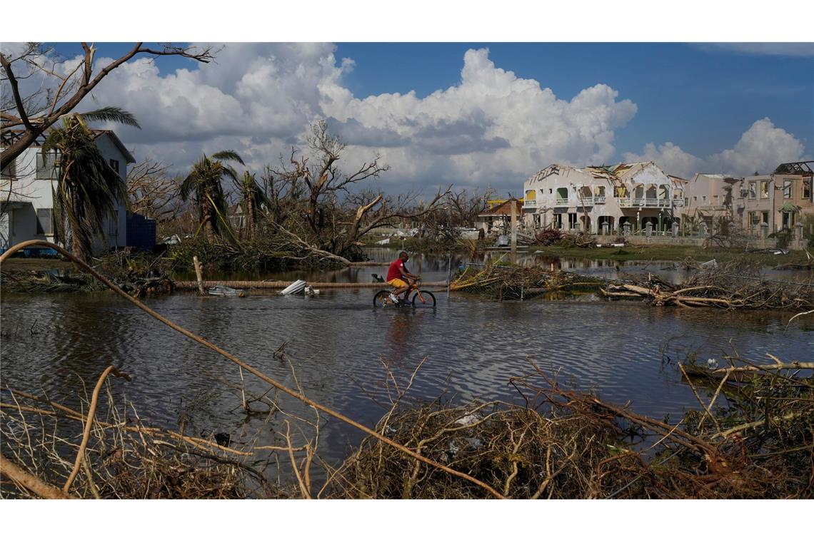 Rund 25.000 Touristen hielten sich nach Regierungsangaben zum Zeitpunkt des Durchzugs von Hurrikan "Melissa" auf Jamaika auf.