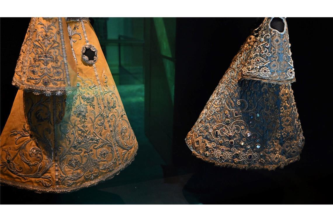 Die Schwarze Madonna, das Osterkleid und die Doppelgängerin Rund 30 Kleider - sogenannte Gnadenröcklein - zählen zur Garderobe der Schwarzen Madonna.