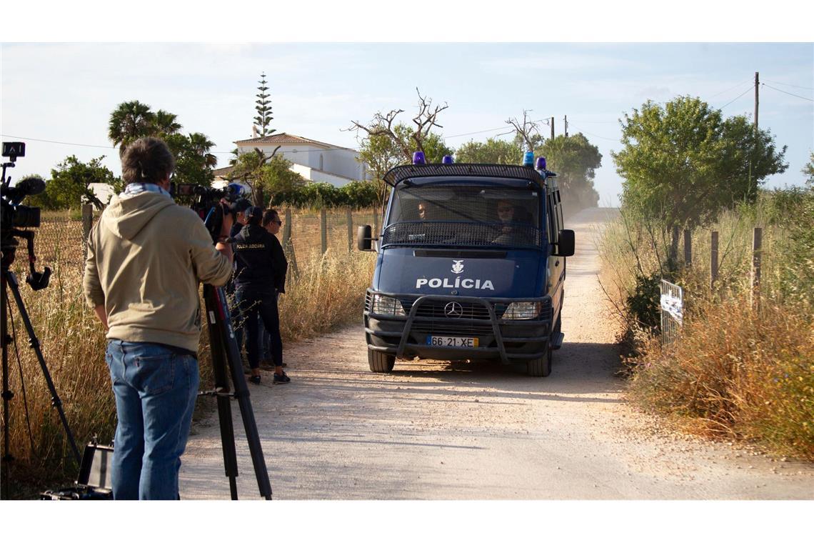 Fall Madeleine McCann: Neue Suchaktion in Portugal Rund 30 portugiesische Polizisten haben die Suche nach der seit 2007 verschwundenen Madeleine McCann fortgesetzt.