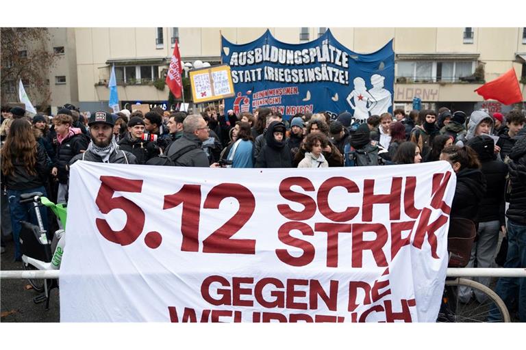 Rund 3000 Schüler und andere Menschen demonstrieren in Berlin-Kreuzberg gegen einen Wehrdienst.
