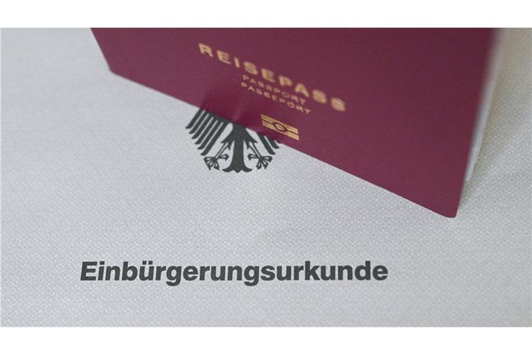 Rund 332.500 Ausländerinnen und Ausländer haben im letzten Jahr die deutsche Staatsangehörigkeit erworben. (Symbolbild)