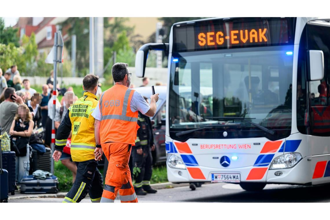 Rund 400 Fahrgäste sind in der Nähe von Wien nach einer technischen Panne aus einem ICE gerettet worden.
