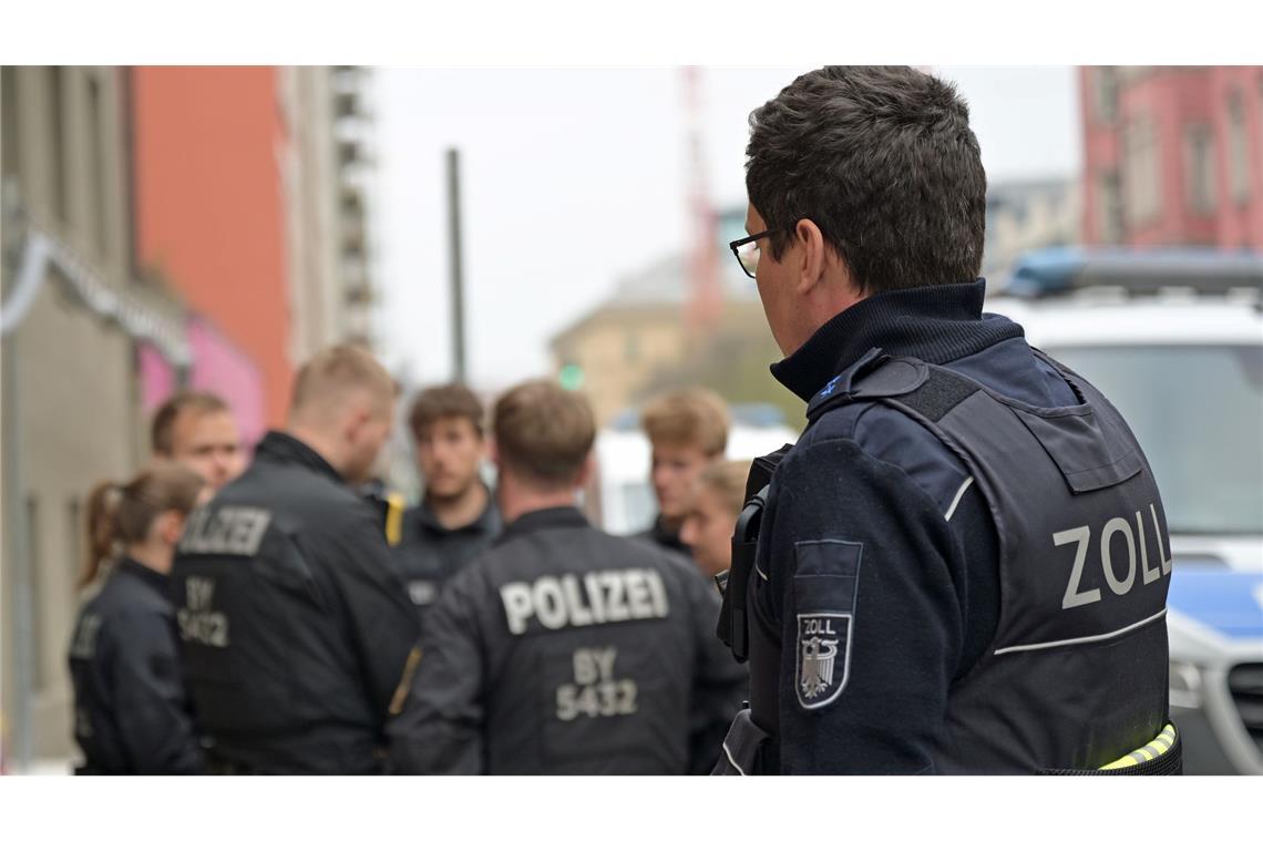 Rund 400 Kräfte kamen von der Polizei, etwa 130 weitere vom Zoll.