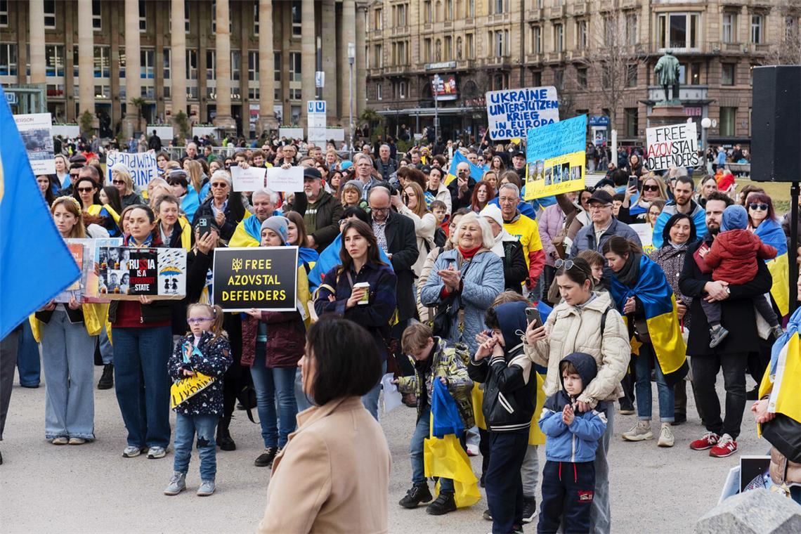 Appelle und emotionale Reden Rund 400 Menschen haben auf dem Schlossplatz demonstriert. Rund 400 Menschen haben auf dem Schlossplatz demonstriert.