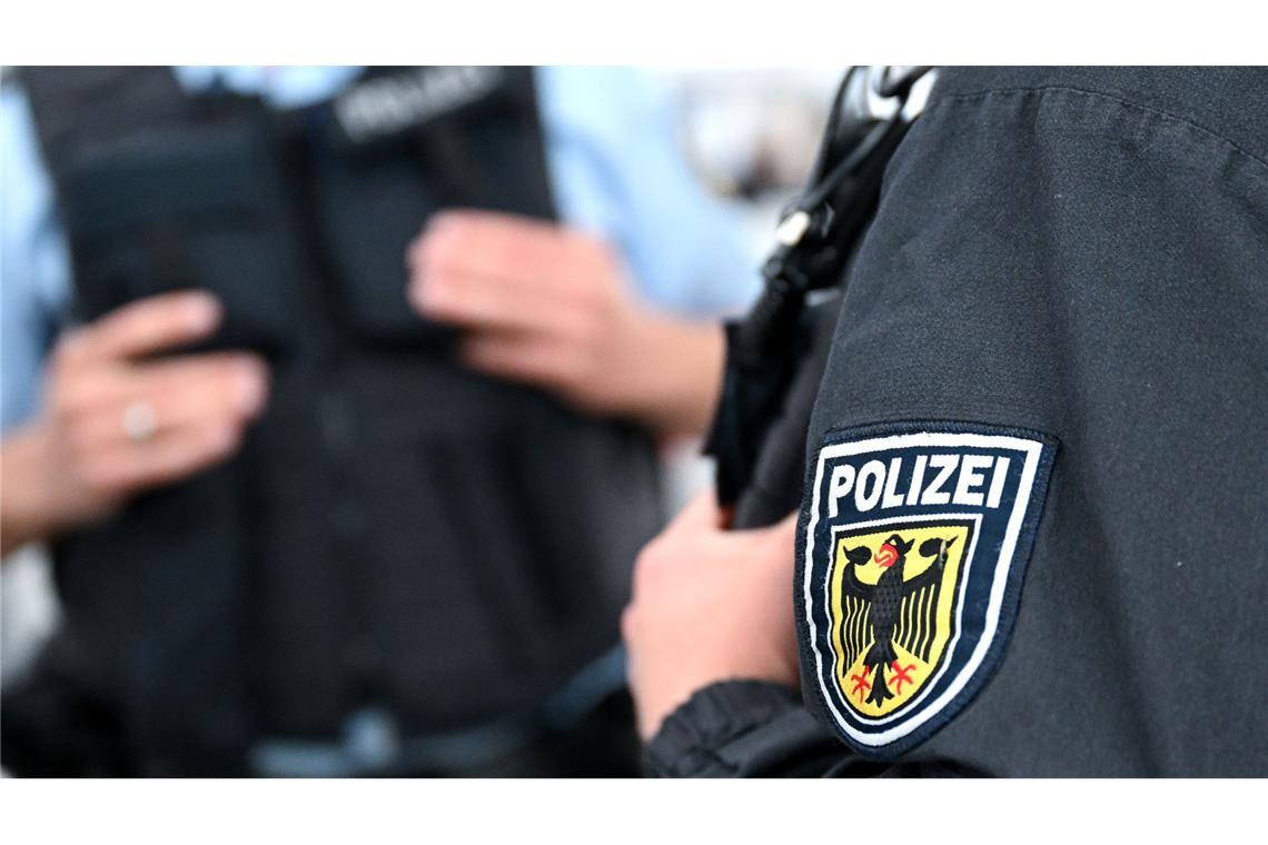Rund 400 Polizeikräfte waren zeitgleich in mehreren Bundesländern im Einsatz. (Symbolbild)