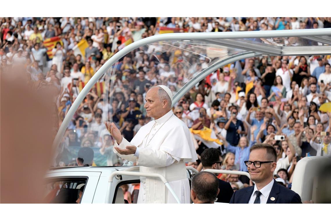 Rund 40.000 überwiegend junge Menschen begrüßten Papst Leo XIV. im Olympiastadion von Barcelona mit Riesenapplaus.