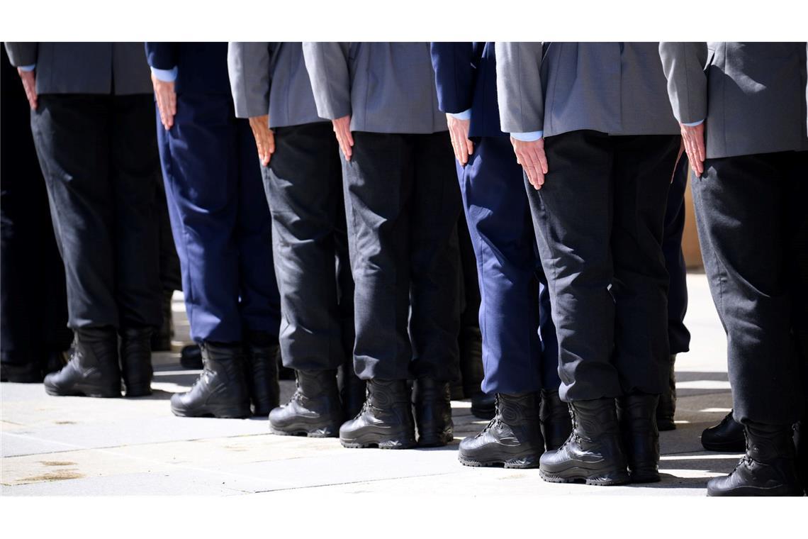 Zu kopflastig: Prüfer fordern "mehr Truppe" bei Bundeswehr Rund 60.000 Planstellen für Soldatinnen und Soldaten weniger gab es 2024 laut Bericht im Vergleich zu 2010. (Symbolbild)