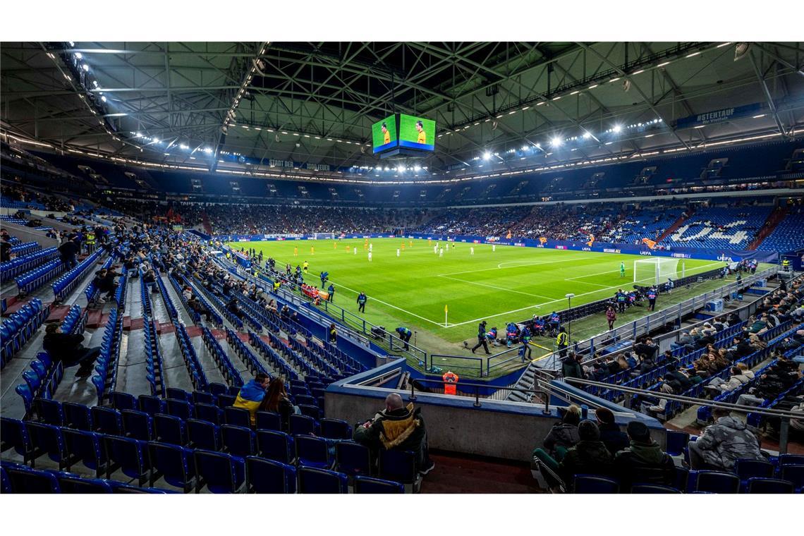 Immer mehr verlassen die Schule ohne Abschluss Rund 62.000 Zuschauer passen in die Veltins Arena in Gelsenkirchen. So viele junge Menschen haben im Schuljahr 2023/2024 die Schule ohne Abschluss verlassen. (Archivbild)