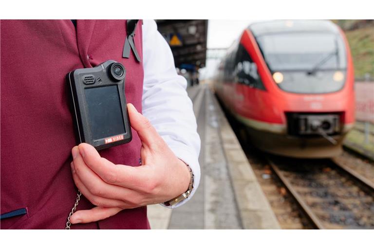 Rund ein Drittel der Kundenbetreuer bei der Deutschen Bahn haben sich eine Bodycam aushändigen lassen. (Symbolbild)
