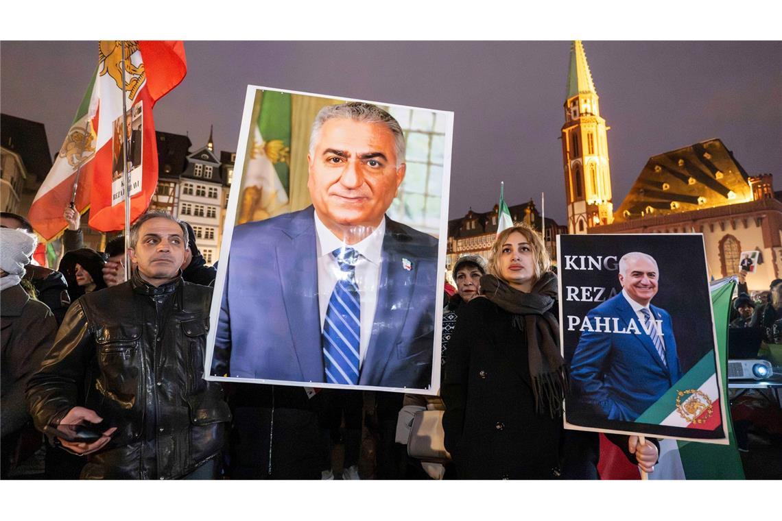 Rund um das Tagungshotel im Hotel Bayerischer Hof wurde schon zum Auftakt der Sicherheitskonferenz gegen die Regierung im Iran demonstriert. Am Samstag werden 100.000 Menschen bei einer weiteren Großkundgebung auf der Theresienwiese erwartet.