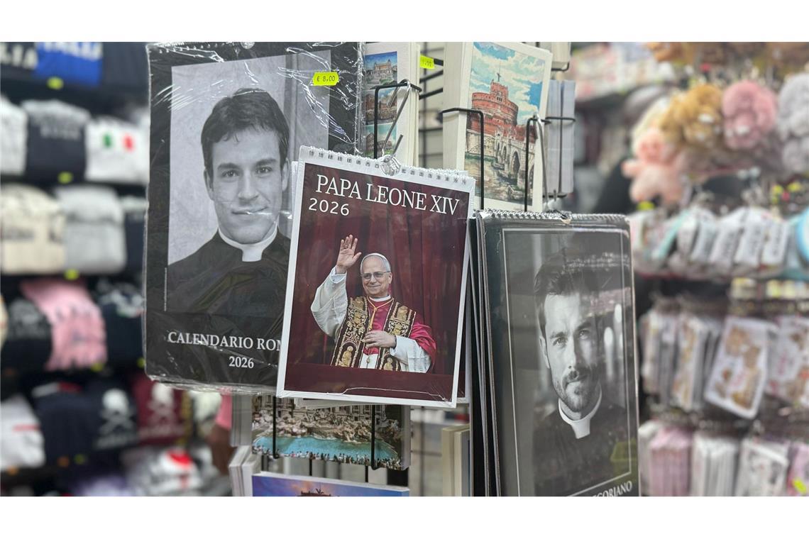 Rund um den Petersdom werden Kalender von Papst Leo XIV. sowie echten und falschen Priestern verkauft.