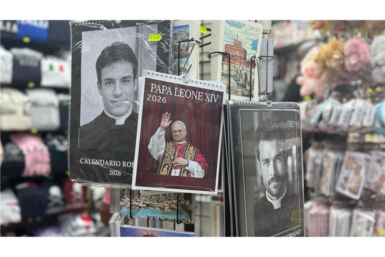 Rund um den Petersdom werden Kalender von Papst Leo XIV. sowie echten und falschen Priestern verkauft.