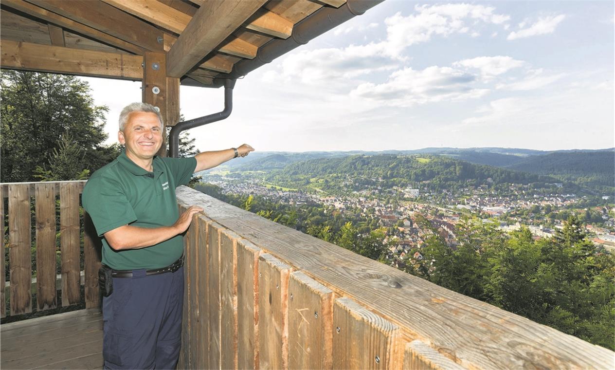 Rund um den Riesbergturm bieten die Naturparkführer am Sonntag ein Wander- und Aktionsprogramm. Er hält glänzende Aussichten bereit, wie Walter Hieber zeigt. Archivfoto: J. Fiedler