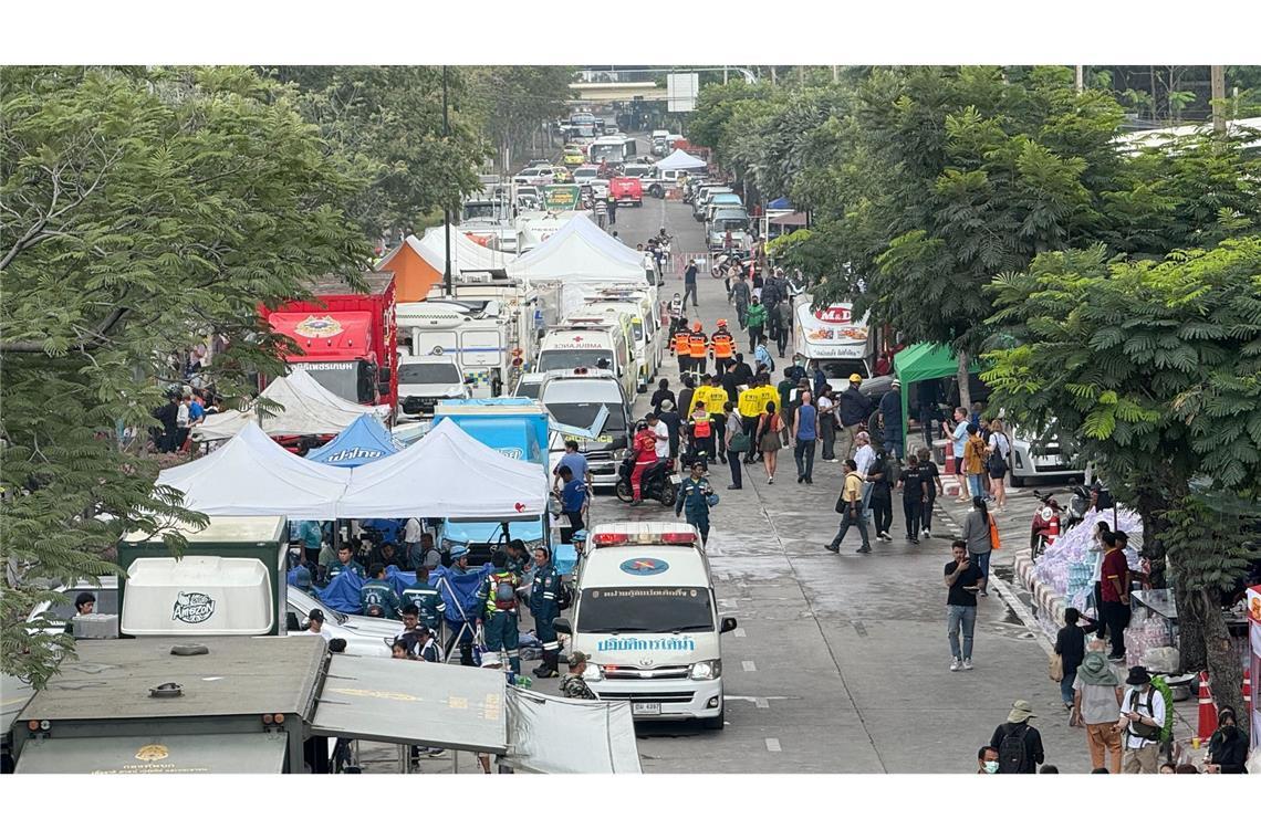 Verzweifelte Suche nach Lebenszeichen in Bangkok Rund um den Unglücksort ist eine Art Zeltstadt entstanden.