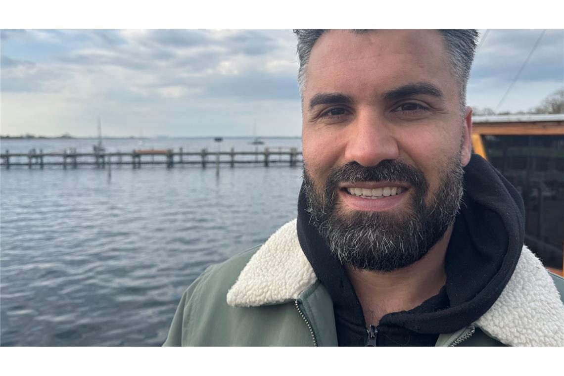 Rund um die Bucht gibt es auch einige Menschen, die den gestrandeten Wal sehen möchten. Ali ist dafür weit angereist und will bis Sonntag bleiben.