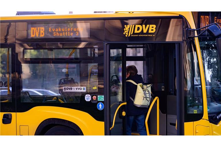 Rund um die Evakuierung sind auch Busse im Einsatz.