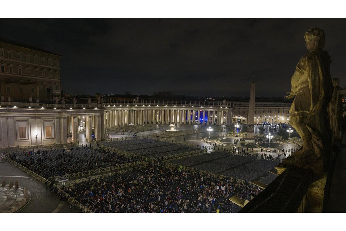 Franziskus verbrachte ruhige Nacht Rund um die Welt wird für den Papst gebetet: Auf dem Petersplatz wurde am Abend wieder ein Rosenkranz für ihn gelesen.