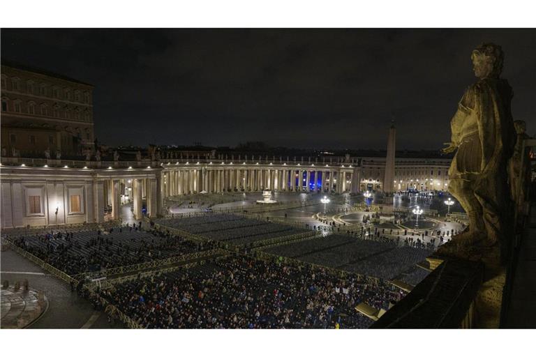 Rund um die Welt wird für den Papst gebetet: Auf dem Petersplatz wurde am Abend wieder ein Rosenkranz für ihn gelesen.