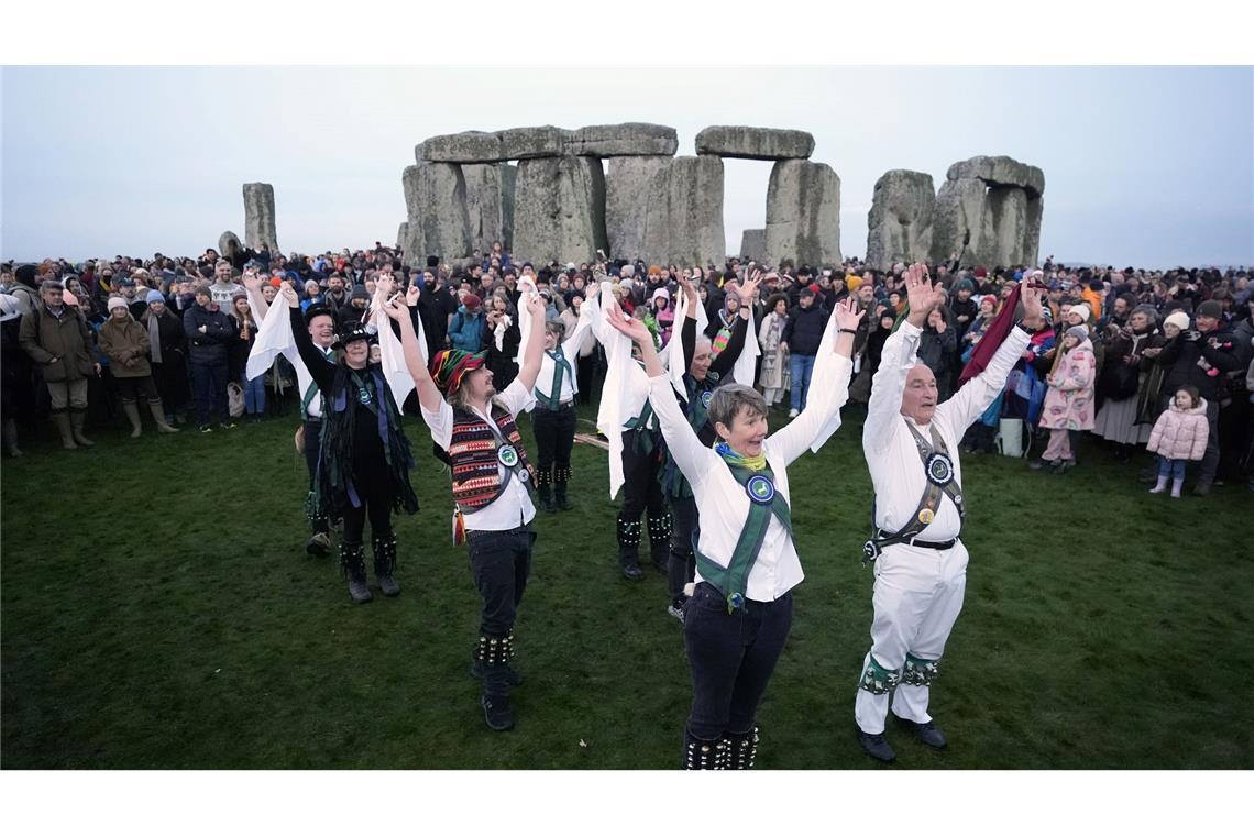 Rund um Stonehenge wird getanzt, gesungen und gefeiert.
